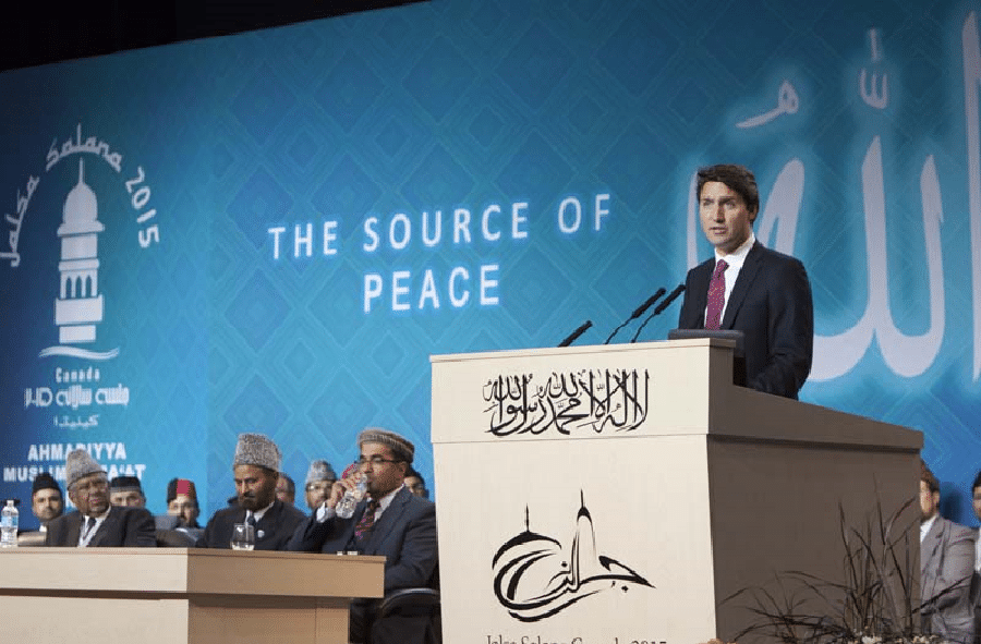 Aujourd'hui le 23e Premier ministre du Canada, Justin Trudeau prenait la parole en 2015 devant les membres participant au Jalsa Salana, en 2015.