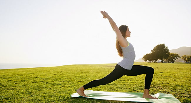 Quelqu'un fait du yoga sur le gazon